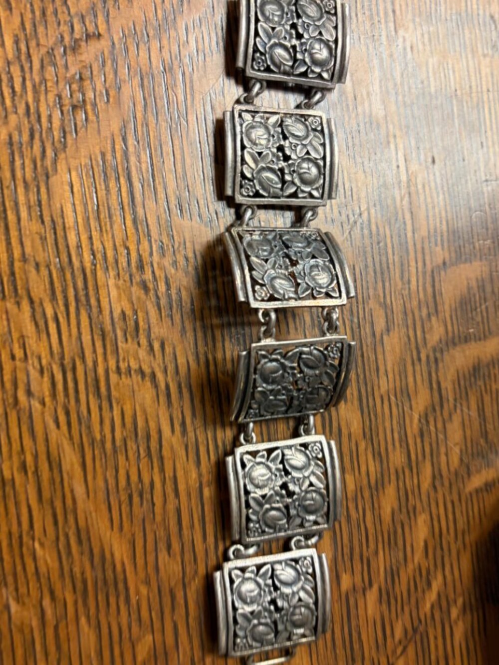 Beautiful vintage sterling silver bracelet featuring six articulated square pane